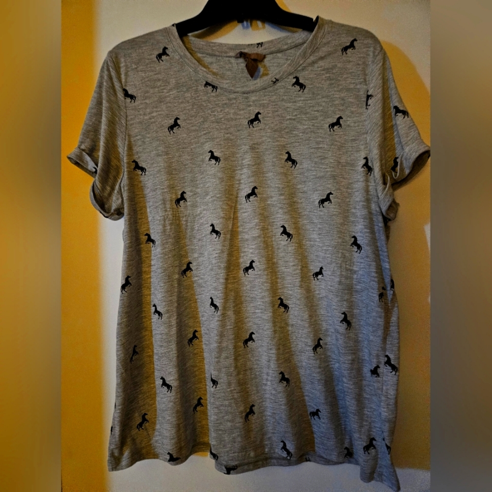 Gray short sleeve tee shirt with horses